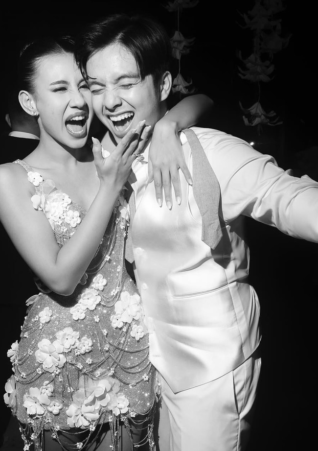 Shenina melakukan transformasi dengan mengenakan gaun mini berwarna silver yang dihiasi oleh kristal dan aksen bunga tiga dimensi.  Foto: dok. Instagram @angga