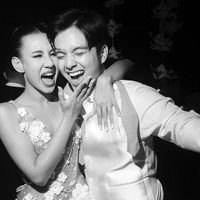 Shenina melakukan transformasi dengan mengenakan gaun mini berwarna silver yang dihiasi oleh kristal dan aksen bunga tiga dimensi.  Foto: dok. Instagram @angga