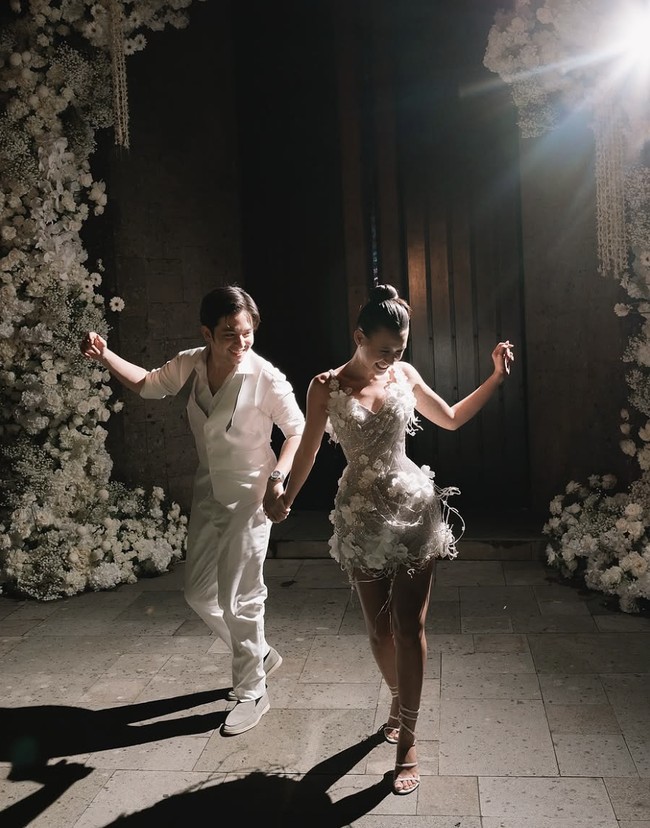 Tampak keduanya tampil dengan busana yang lebih casual dibanding sebelumnya, namun tetap menunjukkan kemewahan.  Foto: dok. Instagram @angga