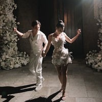 Tampak keduanya tampil dengan busana yang lebih casual dibanding sebelumnya, namun tetap menunjukkan kemewahan.  Foto: dok. Instagram @angga