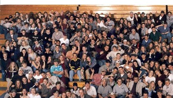 Ini adalah foto kelas dari Columbine. Lihat di pojok kiri atas. Eric David Harris dan Dylan Bennet Klebold adalah dua siswa SMA Amerika dan pelaku penembakan massal yang melakukan penembakan massal di SMA Columbine pada tanggal 20 April 1999, di Columbine, Colorado. Harris dan Klebold membunuh 12 siswa dan satu guru serta melukai 24 lainnya.Setelah membunuh sebagian besar korban mereka di perpustakaan sekolah, mereka tewas karena bunuh diri. Saat itu, penembakan di SMA tersebut merupakan penembakan paling mematikan dalam sejarah AS. Foto: Boredpanda