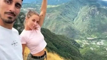 Pada tanggal 20 Agustus 2022, pria ini dan pacarnya berswafoto di Rotzo, Italia. Setelah foto diambil, ia menjatuhkan ponselnya dan mencoba mengambilnya kembali. Akibatnya, ia jatuh dari tebing di samping mereka dan meninggal seketika. Foto: Boredpanda