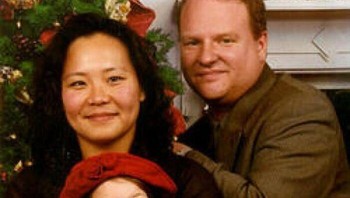Foto Natal Terakhir Peter, Sue Kim, dan Christine Lee Hanson (2000). Mereka Dibunuh di Dalam Pesawat United Airlines Penerbangan 175 Sembilan Bulan Kemudian, Saat Pesawat Itu Menabrak Menara Selatan World Trade Center. Christine, Berusia 2 1/2 Tahun, Merupakan Korban Termuda 9/11 Foto: Boredpanda
