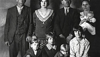 Pada tahun 1929, menjelang Natal, Lawson mengajak keluarganya ke kota. Pada 25 Desember, ia membunuh kedua putrinya, Carrie dan Maybell, di dekat lumbung tembakau. Kemudian, ia kembali ke rumah dan membunuh istrinya Fannie, putrinya Marie, serta anak-anaknya James, Raymond, dan Mary Lou. Setelah itu, Lawson pergi ke hutan dan bunuh diri. Hanya putra sulungnya, Arthur, yang selamat karena sedang mengerjakan tugas di luar rumah. Foto: Boredpanda