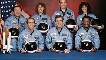 Para kru misi pesawat ulang alik Sts-51-L berpose untuk potret resmi mereka pada tanggal 15 November 1985 Pesawat ini direncanakan sebagai penerbangan pertama Proyek Guru di Luar Angkasa selain mengamati Komet Halley selama enam hari dan melakukan penyebaran satelit rutin.Misi tersebut tidak pernah mencapai orbit; kegagalan struktural selama fase pendakiannya 73 detik setelah peluncuran dari Kompleks Peluncuran 39B Pusat Antariksa Kennedy pada tanggal 28 Januari 1986, menghancurkan pengorbit dan menewaskan ketujuh awaknya Foto: Boredpanda