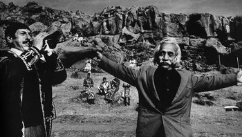 Seorang Pria Armenia Menari di Pegunungan untuk Mengenang Putranya yang Hilang yang Dibunuh dalam Pengusiran Paksa Orang-Orang Kristen Armenia oleh Turki Ottoman pada Tahun 1915 Foto: Boredpanda