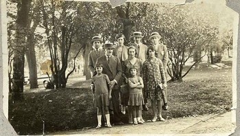 Foto Terakhir Keluargaku Beberapa Bulan Sebelum Mereka Dihancurkan dalam Bencana Holocaust. Foto: Boredpanda