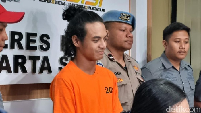 Foto: Vadel Badjideh berbaju tahanan di Mapolres Metro Jakarta Selatan (Taufiq Syarifudin/detikcom)