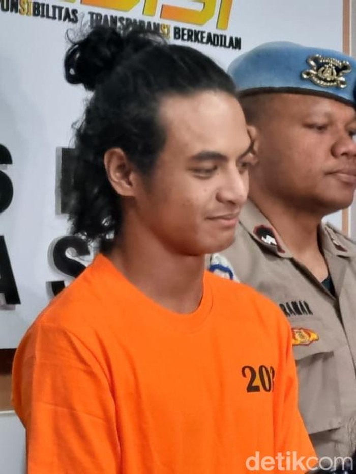 Foto: Vadel Badjideh berbaju tahanan di Mapolres Metro Jakarta Selatan (Taufiq Syarifudin/detikcom)