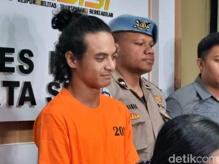 Foto: Vadel Badjideh berbaju tahanan di Mapolres Metro Jakarta Selatan (Taufiq Syarifudin/detikcom)