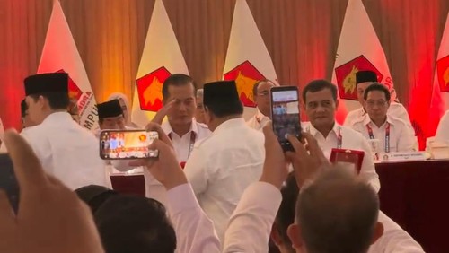 Gubernur NTB terpilih, Lalu Muhamad Iqbal, menerima KTA khusus dari Ketua Umum Partai Gerindra Prabowo Subianto di Bogor, Jawa Barat, Kamis (13/2/2025). (Dok. tim Iqbal-Dinda)