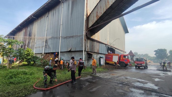 Gudang pabrik tebu di Pakis Kecamatan Tayu, Kabupaten Pati terbakar, Jumat (14/2/2025).