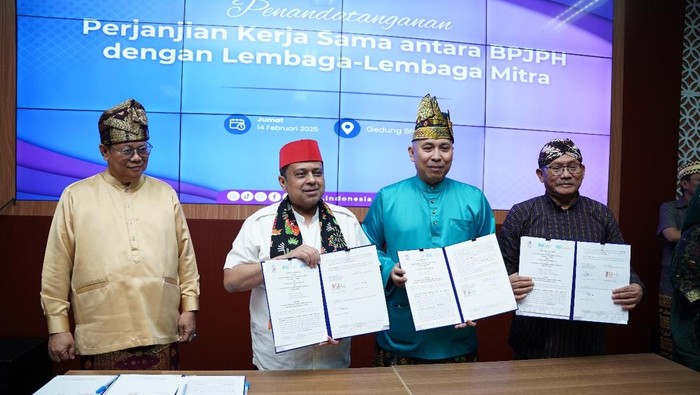 Kepala BPJPH, Haikal Hasan, usai menandatangi Perjanjian Kerjasama dengan 11 Mitra Strategis di Gedung BPJPH, Pinang Ranti, Jakarta Timur, Jumat (14/2/2025).