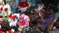 Perajin membuat hiasan buket hari kasih sayang atau valentine day di Pasar Bunga Rawa Belong, Jakarta Barat, Jumat (14/2/2025).