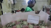 Salah seorang kurir pengiriman bunga menyatakan melonjak dari 5 pengiriman pada hari biasa menjadi 10 hingga 13 pengiriman pada hari valentine.
