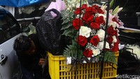 Menurut penjual, bunga paling dicari  di hari kasih sayang adalah kembang mawar.