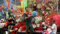 Menurut perajin, sejak dua hari terakhir permintaan buket valentine mengalami peningkatan hingga dua kali lipat.