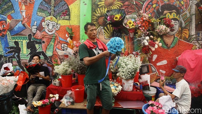 Perajin membuat hiasan buket hari kasih sayang atau valentine day di Pasar Bunga Rawa Belong, Jakarta Barat, Jumat (14/2/2025).