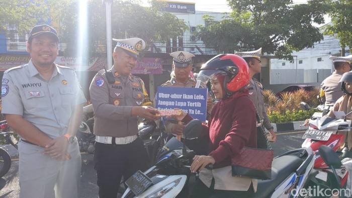 Hari Kasih Sayang Satlantas Trenggalek Gelar Kampanye Keselamatan dan Bagi-bagi Cokelat