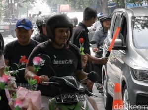 Siswa SMAK Untung Suropati Sidoarjo Bagikan Nasbucin ke Pengguna Jalan