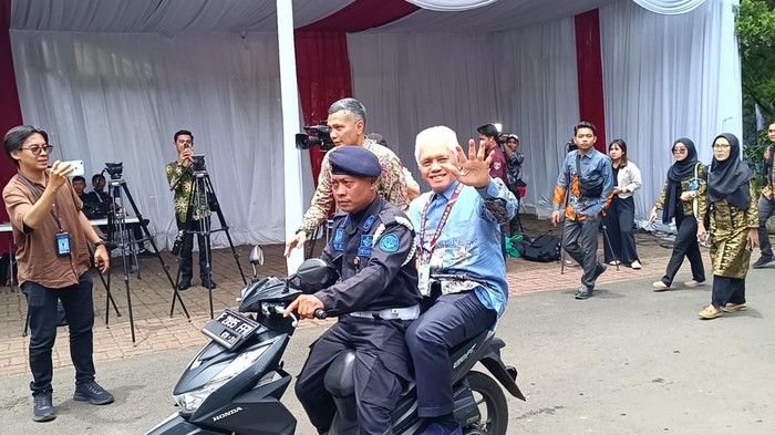 Hatta Rajasa dibonceng motor masuk ke kediaman Prabowo