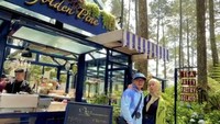 Danang DA dan Hemas Nusa juga tak jarang pergi ke luar kota demi kulineran. Kafe di tengah hutan pinus didatangi oleh pasutri ini. Foto: Instagram/hemasnusa