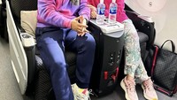 Bepergian yang lebih jauh, Danang DA dan Hemas Nusa memilih naik pesawat kelas bisnis. Salah satu alasannya, selain nyaman, banyak suguhan yang juga bisa dinikmati sepanjang perjalanan penerbangan. Foto: Instagram/hemasnusa