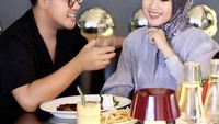 Restoran bergaya elegan dengan menu makanan yang enak jadi pilihan pasangan ini. Menu utama hingga minuman segar dipesan keduanya. Foto: Instagram/hemasnusa