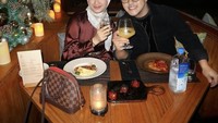 Pasangan penyanyi dangdut dan dokter ini kerap tampil romantis. Kedunya seringkali kulineran bersama dan menyiapkan makan malam romantis untuk quality time. Foto: Instagram/hemasnusa