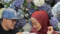 Selain makanan berat, afternoon tea juga menjadi pilihan kuliner keduanya. Teh yang hangat dengan camilan manis jadi kudapan keduanya sambil bersantai. Foto: Instagram/hemasnusa