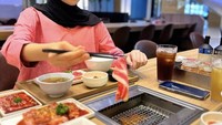 Hemas Nusa ternyata juga hobi menyantap barbeque. Tangannya piawai memasak sendiri daging barbeque ala Jepang. Foto: Instagram/hemasnusa