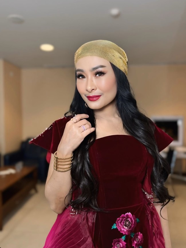 Dalam bincang-bincangnya bersama Feni Rose di acara Rumpi No Secret Trans TV, Iis mengungkapkan bahwa keinginannya untuk menjalani facelift memang sudah ada sejak lama. Sebelumnya Iis sendiri mengaku sudah pernah menjalani prosedur tarik benang sebanyak 2 atau 3 kali, namun kini ia menginginkan hasil yang lebih permanen. Foto: Instagram/@isdahlia