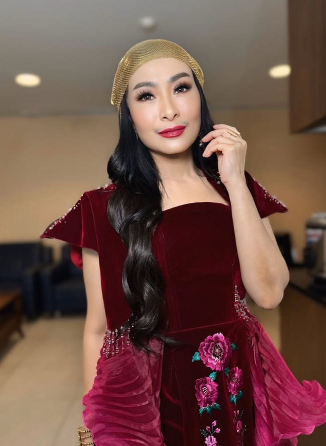 Tak hanya wajah, bagian kulit leher Iis juga ditarik agar terlihat lebih kencang. Namun dirinya menegaskan bahwa operasi yang dilakukannya hanya facelift, tidak ada yang lain. Karena tak sedikit yang mengira jika dirinya juga menjalani operasi lain. Foto: Instagram/@isdahlia