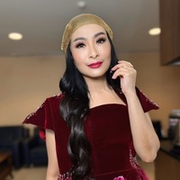 Tak hanya wajah, bagian kulit leher Iis juga ditarik agar terlihat lebih kencang. Namun dirinya menegaskan bahwa operasi yang dilakukannya hanya facelift, tidak ada yang lain. Karena tak sedikit yang mengira jika dirinya juga menjalani operasi lain. Foto: Instagram/@isdahlia