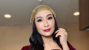 Alhamdulillah banget bangga sama adik (Devano). Banyak banget pencapaian adik yang belum nongol, ungkap Iis Dahlia di Jakarta Selatan, hari ini. Foto: Instagram/@isdahlia