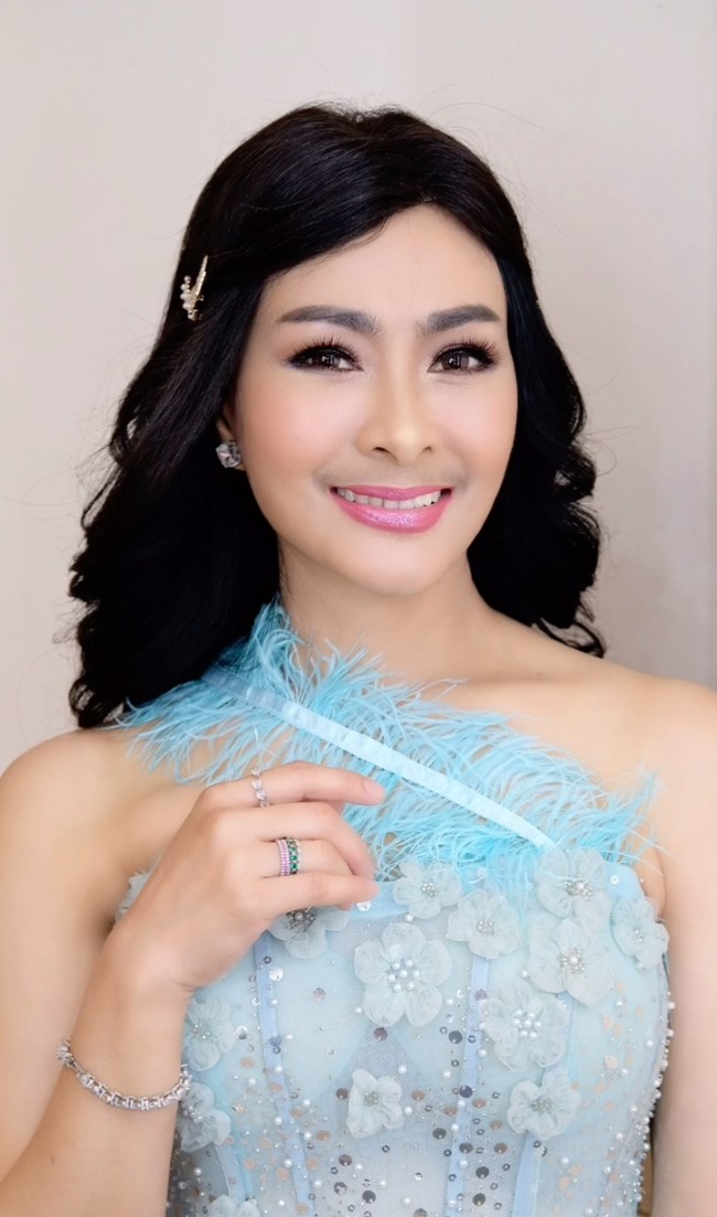 Iis menceritakan bahwa ia tak merasakan sakit sama sekali saat menjalani operasi tersebut. Awalnya ia sempat mengira akan sulit mangap dan makan, namun ternyata hal itu salah. Ia justru tetap bisa makan dengan bebas pasca operasi. Foto: Instagram/@isdahlia