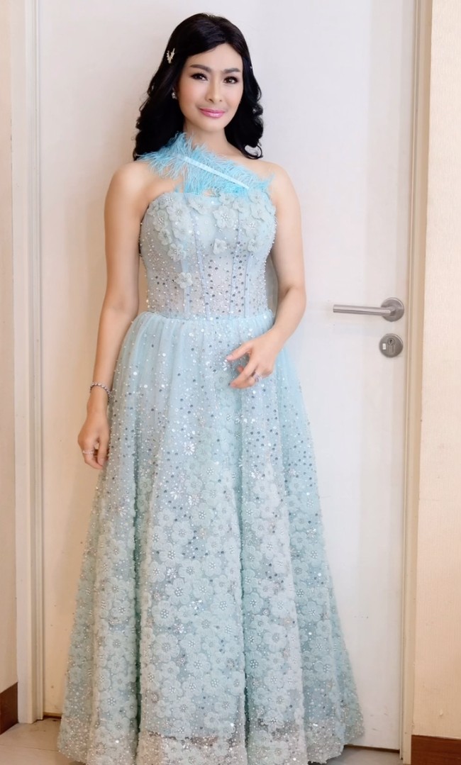 Dengan kulit yang terlihat makin kencang dan cantik, Iis mengaku kini jadi makin sering bercermin. Dirinya pun jadi semakin percaya diri tampil di depan kamera. Foto: Instagram/@isdahlia