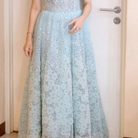 Dengan kulit yang terlihat makin kencang dan cantik, Iis mengaku kini jadi makin sering bercermin. Dirinya pun jadi semakin percaya diri tampil di depan kamera. Foto: Instagram/@isdahlia