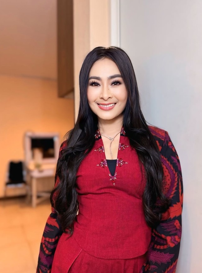 Perjalanan Iis ke Korea selama 2 minggu tak hanya sekedar untuk mejalani operasi facelift, melainkan juga sekaligus untuk berjalan-jalan bersama suami tercinta. Kepergian Iis ke Korea sendiri memang hanya berdua dengan suaminya, Satrio Dewandono, tanpa ditemani anak-anaknya. Foto: Instagram/@isdahlia