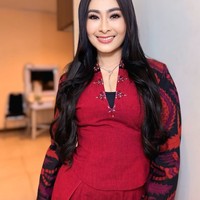 Perjalanan Iis ke Korea selama 2 minggu tak hanya sekedar untuk mejalani operasi facelift, melainkan juga sekaligus untuk berjalan-jalan bersama suami tercinta. Kepergian Iis ke Korea sendiri memang hanya berdua dengan suaminya, Satrio Dewandono, tanpa ditemani anak-anaknya. Foto: Instagram/@isdahlia