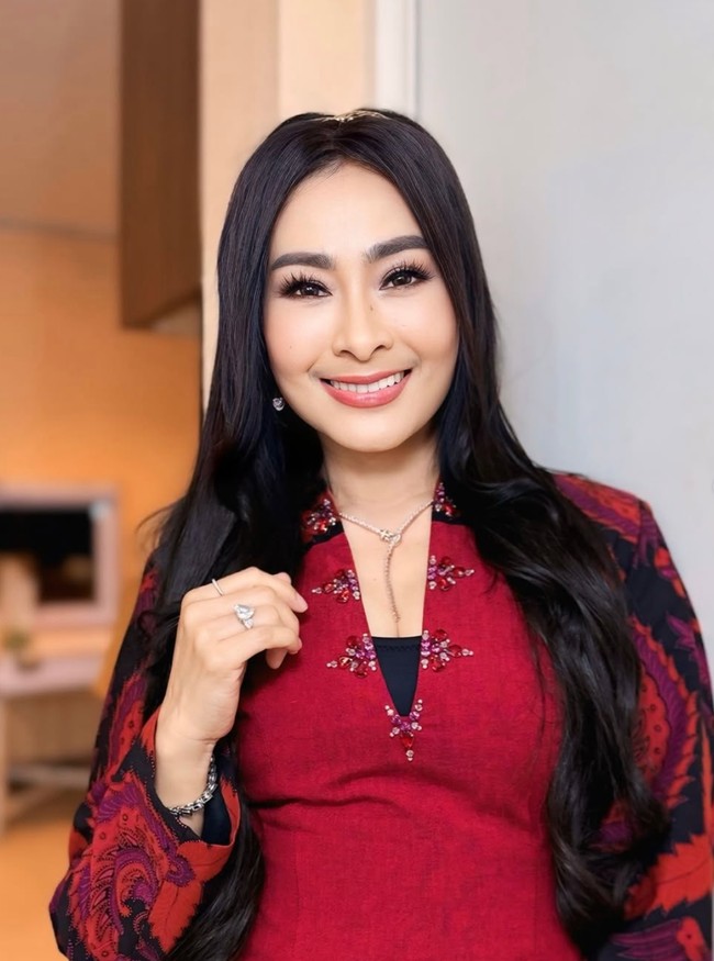 Setelah menjalani facelift kini penampilan Iis jadi terlihat lebih muda di usia 53 tahun. Tak sedikit netizen yang memuji parasnya yang semakin cantik. “Mama isda cantik banget,” komentar salah seorang netizen. “Abegehhh,” tambah netizen lain. Foto: Instagram/@isdahlia