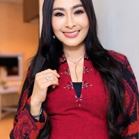 Setelah menjalani facelift kini penampilan Iis jadi terlihat lebih muda di usia 53 tahun. Tak sedikit netizen yang memuji parasnya yang semakin cantik. “Mama isda cantik banget,” komentar salah seorang netizen. “Abegehhh,” tambah netizen lain. Foto: Instagram/@isdahlia