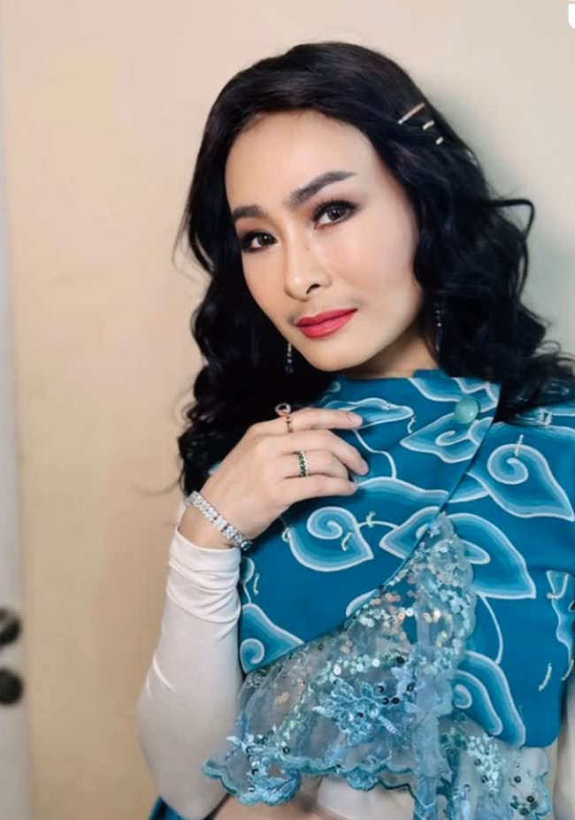 Iis Dahlia beberapa waktu lalu rupanya menjalani operasi facelift di Korea untuk membuat kulit wajahnya kembali kencang. Seperti apa penampilannya kini? Foto: Instagram/@isdahlia