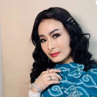 Iis Dahlia beberapa waktu lalu rupanya menjalani operasi facelift di Korea untuk membuat kulit wajahnya kembali kencang. Seperti apa penampilannya kini? Foto: Instagram/@isdahlia
