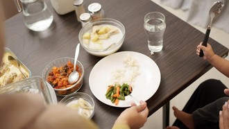 Cuma Punya Waktu Sahur 5 Menit? Ini Menu Sat-set Biar Awet Kenyang dari Dokter