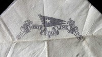 Alat makan yang saat itu dipakai di kapal Titanic juga beragam jenisnya. Kalau ini tisu dengan logo kapal White Star Line. Foto: Savor Tooth Tiger/Titanic Belfast