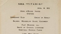 Lembaran menu di Titanic ini dibagikan pada 14 April 1912. Terlihat menu mewah untuk penumpang kelas 1, termasuk olahan salmon, daging domba, hingga filet mignon. Foto: Savor Tooth Tiger/Titanic Belfast