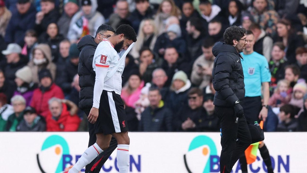 Joe Gomez berpotensi absen panjang karena cedera hamstring (REUTERS/David Klein)