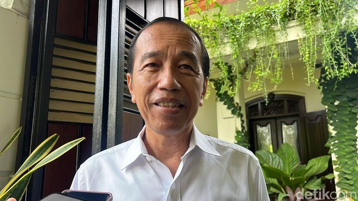 Presiden ke-7 RI, Joko Widodo ditemui di Sumber, Banjarsari, Solo, Jumat (14/2/2025).