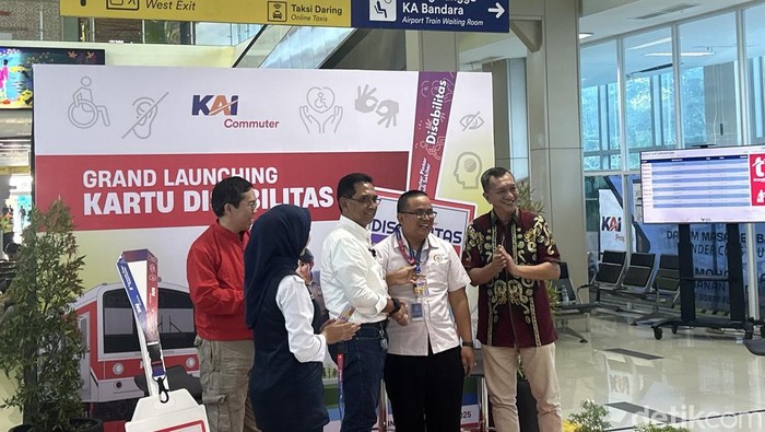 KAI Commuter Line Jabodetabek meluncurkan kartu khusus penumpang disabilitas. Foto: Kadek/detikcom.